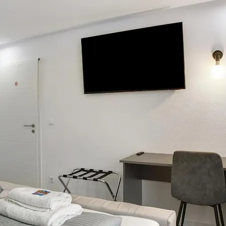 Modern Neuburg O - Neu - 2 Zimmer, Komfort, Ausgestattet, Smart Tv, Wi-fi